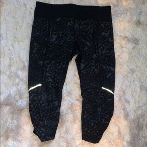 LULULEMON below the knee cropped running tights